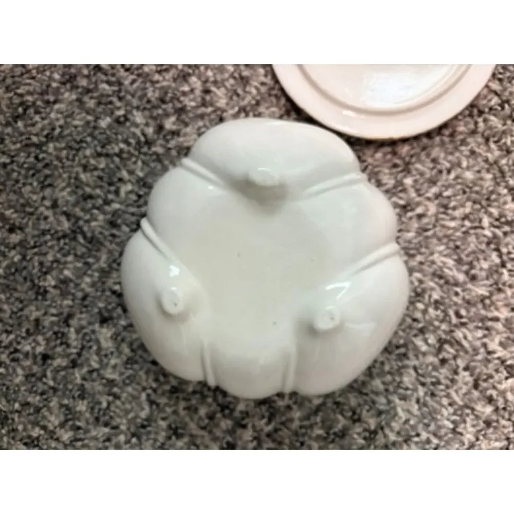 Vtg. Round Porcelain Trinket box with romantic couple scene